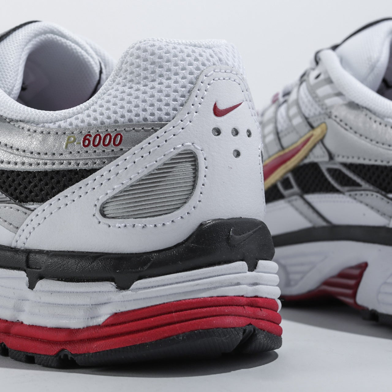 NIKE Wmns P-6000 CNPT 'Metallic Silver Red'